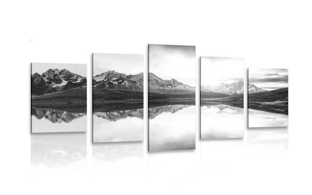 5-dielny obraz oslnivý západ slnka nad horským jazerom v čiernobielom prevedení