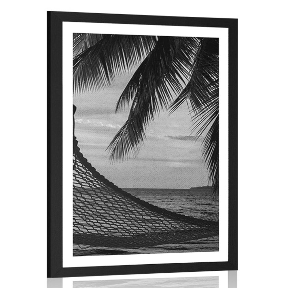 Plakát s paspartou houpací síť na pláži v černobílém provedení