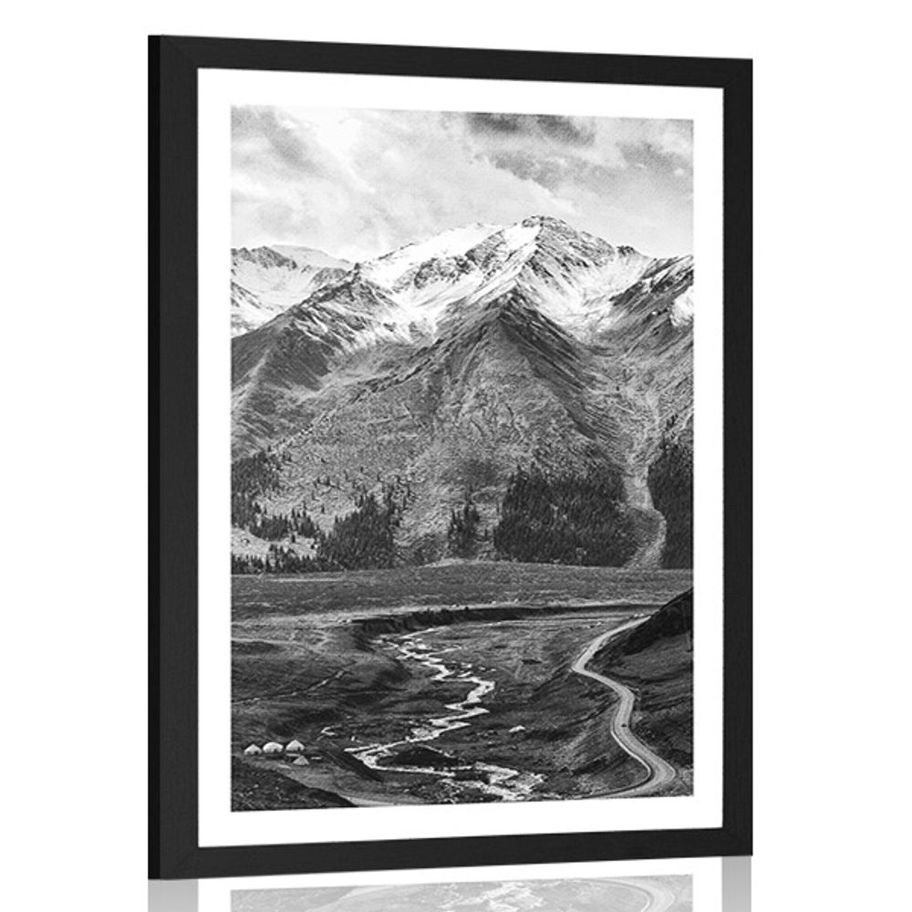 Plakát s paspartou nádherné horské panorama v černobílém provedení