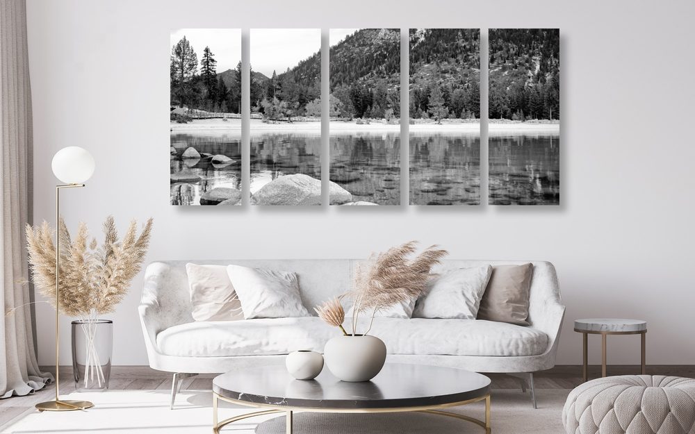 E-shop 5-dielny obraz jazero v nádhernej prírode v čiernobielom prevedení