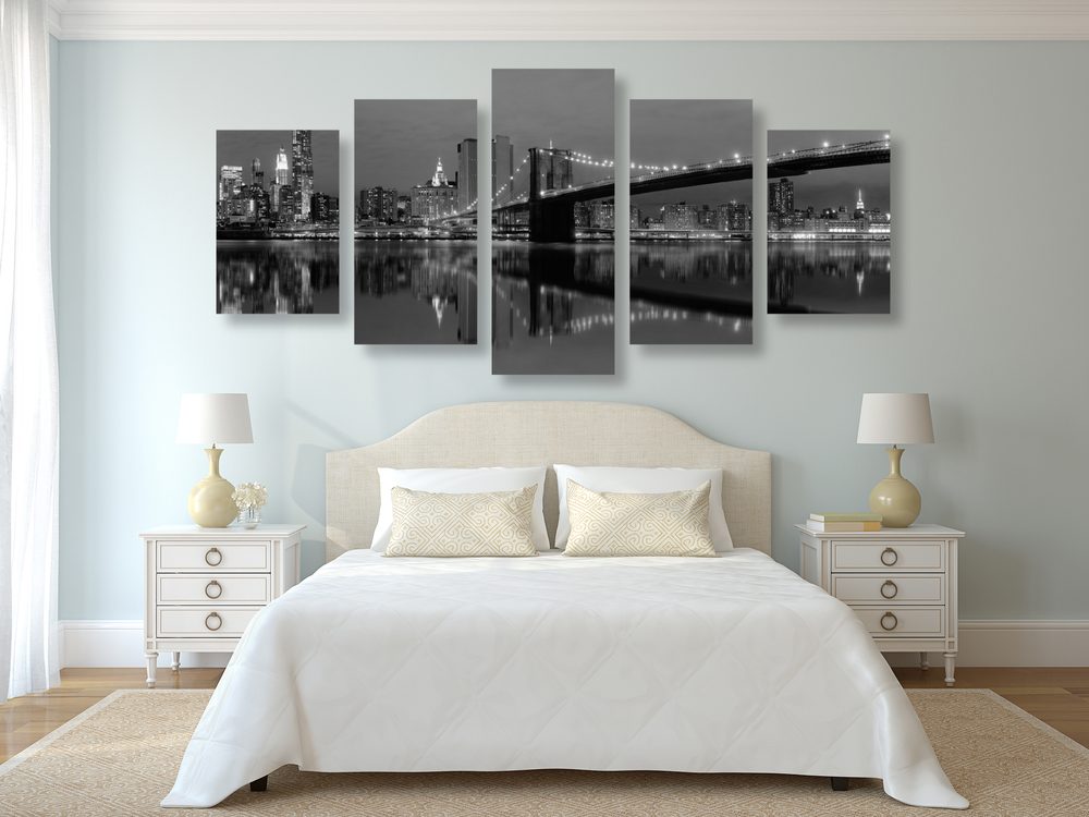 E-shop 5-dielny obraz odraz Manhattanu vo vode v čiernobielom prevedení