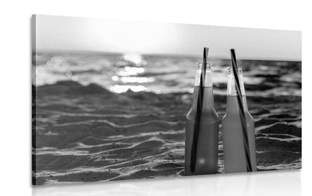 Obraz osvěžující nápoj na pláži v černobílém provedení