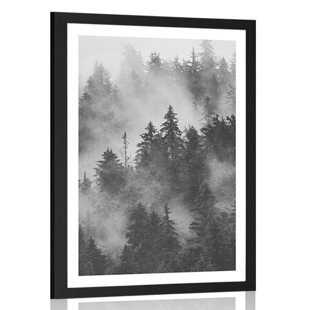 Plakát s paspartou hory v mlze v černobílém provedení