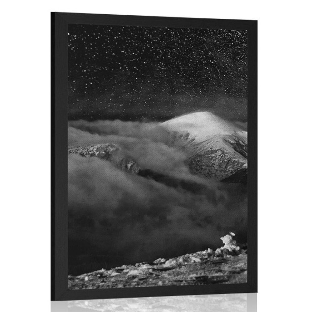 Plakát hory pod noční oblohou v černobílém provedení