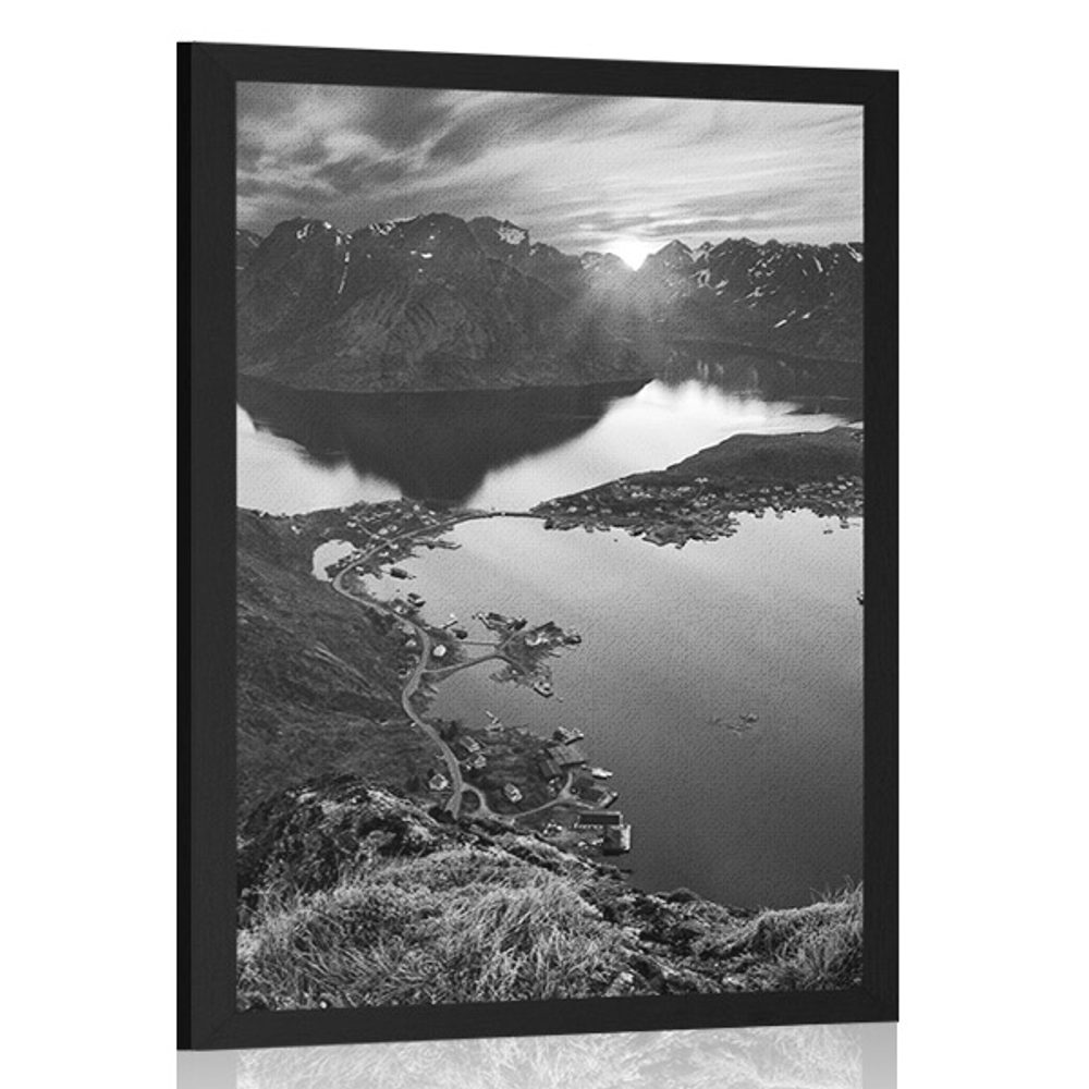 Plakát okouzlující horské panorama se západem slunce v černobílém provedení