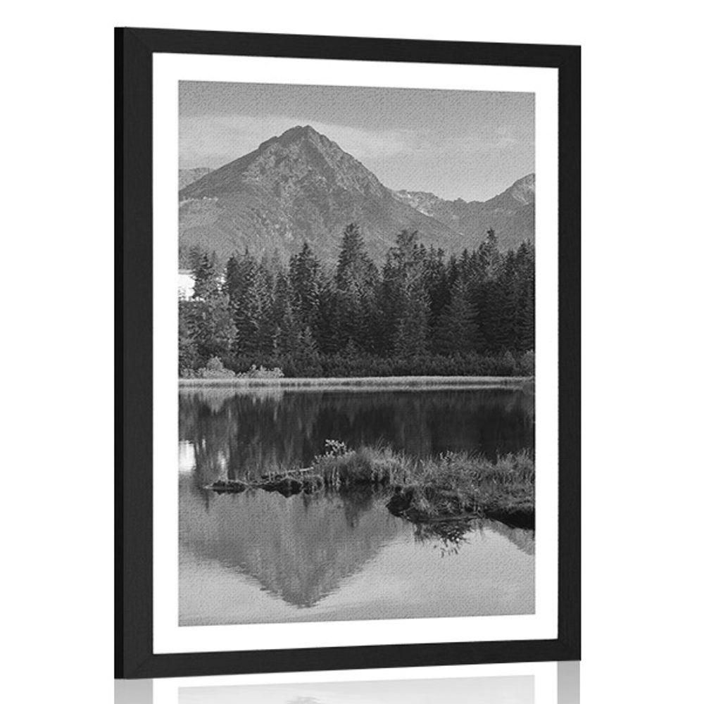 Plakát s paspartou nádherné panorama hor u jezera v černobílém provedení