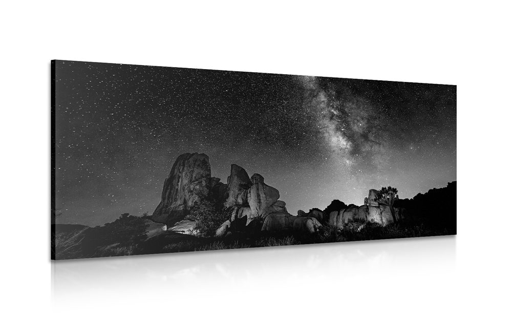 Obraz hvězdná obloha nad skalami v černobílém provedení