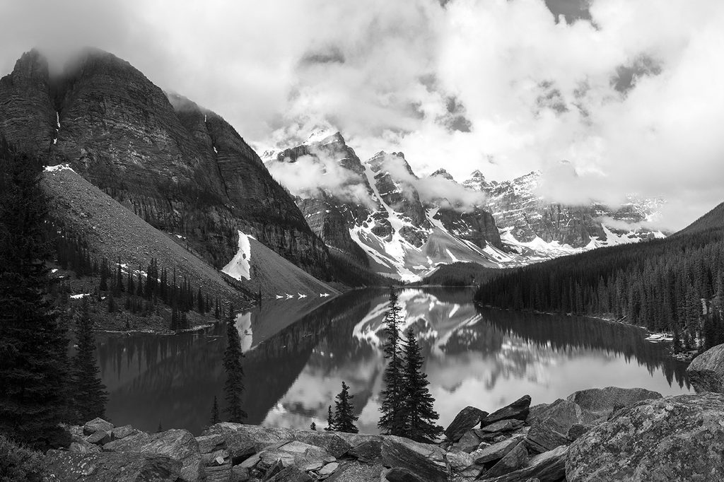 Carta da parati bellissimo paesaggio di montagna in bianco e nero