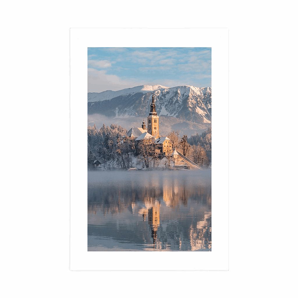 Poszter paszportuval templom a Bledi-tó mellett Szlovéniában | Dovido.hu