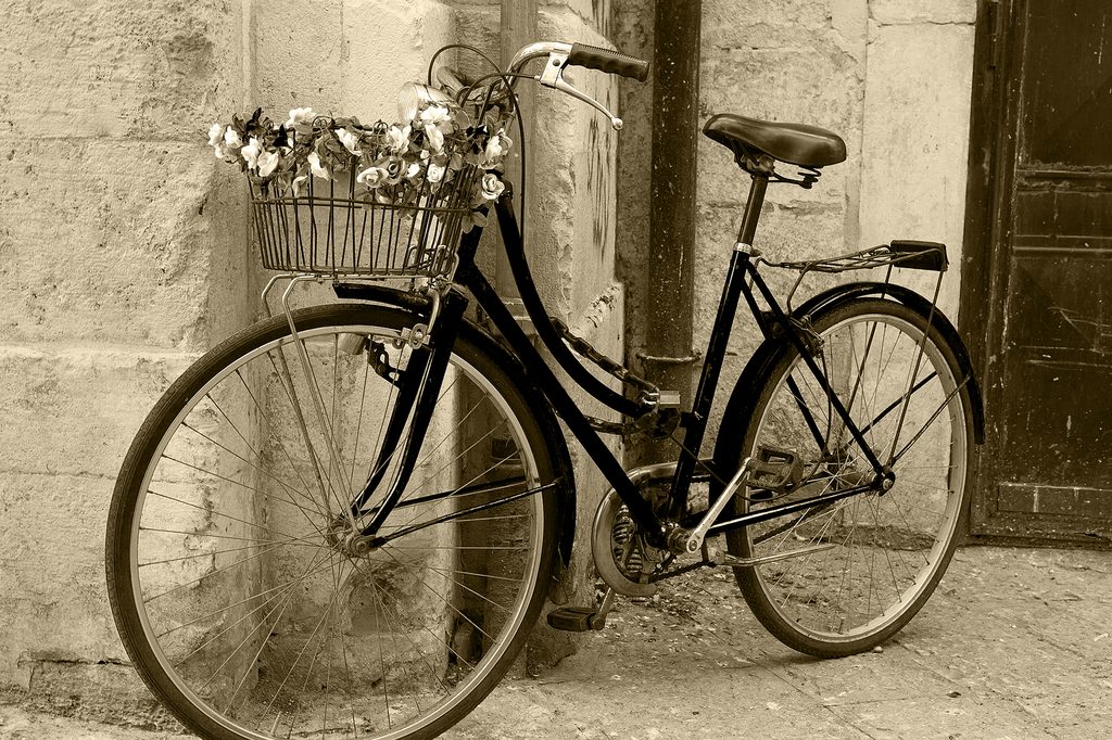 Εικόνα ρουστίκ ποδήλατο σε σχέδιο σέπια | Dovido.gr
