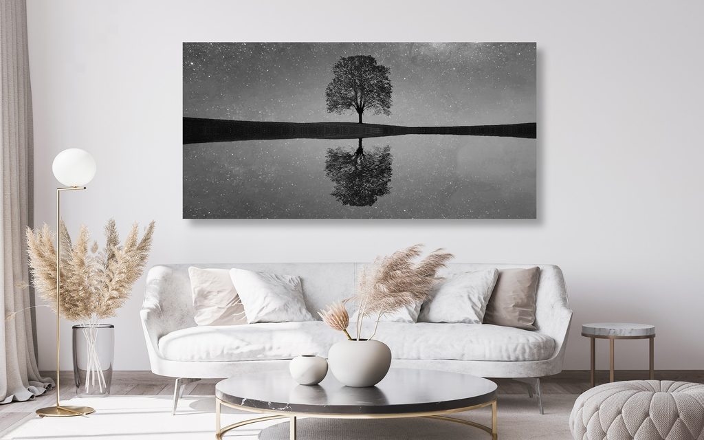 Tablou cerul înstelat peste copacul singuratic în design alb-negru |  Dovido.ro