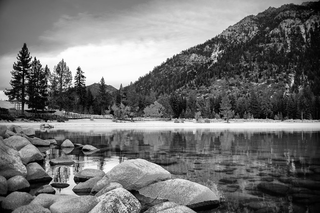 Carta da parati lago in bianco e nero immerso nella natura | Dovido.it
