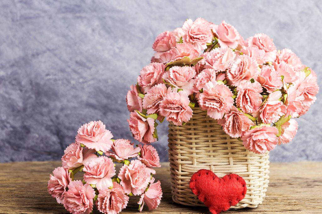 Kép rźsaszínű szekfű virágok kosárban | Dovido.hu