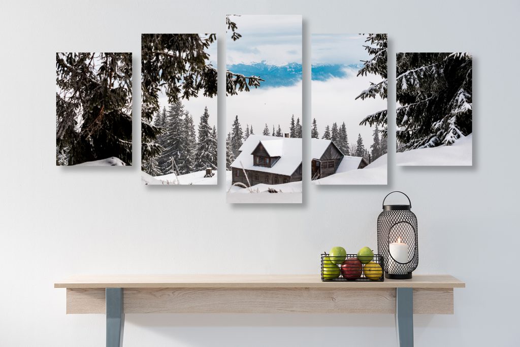 5-dijelna slika drvena kućica pokraj snježnih borova | Dovido.hr