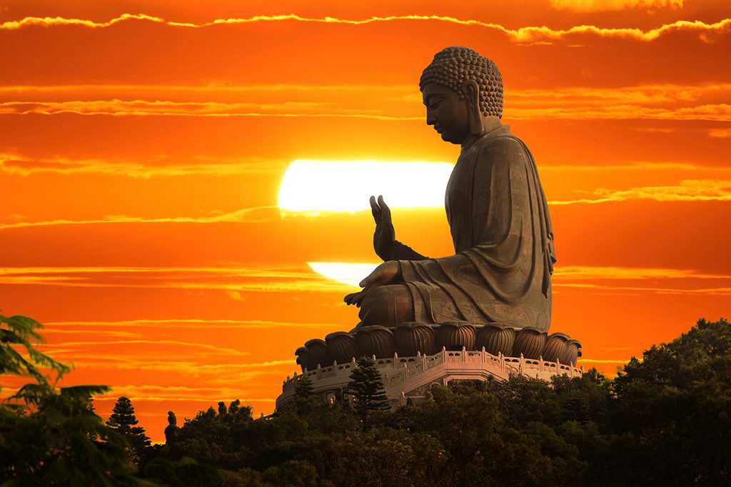 Tapete Buddha-Statue bei Sonnenuntergang