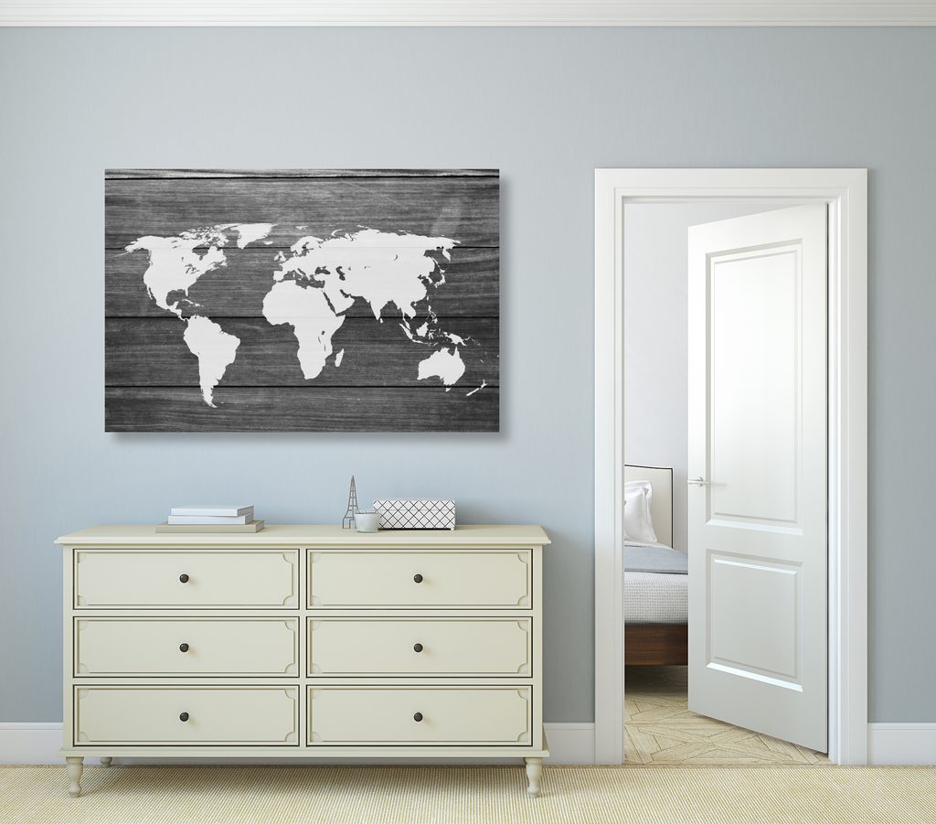 Quadro mappamondo su sfondo in legno in bianco e nero