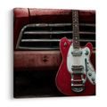 SLIKA CRVENA GITARA ISPRED AUTOMOBILA - GLAZBENE SLIKE - SLIKE