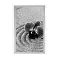 POSTER SANDIGER ZEN-GARTEN MIT ORCHIDEE IN SCHWARZ-WEISS - SCHWARZ-WEISS - POSTER