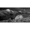 CANVAS PRINT TENT UNDER THE NIGHT SKY IN BLACK AND WHITE - BLACK AND WHITE PICTURES - PICTURES