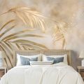 ZELFKLEVEND FOTOBEHANG GOUDEN PALMBLADEREN OP BEIGE ACHTERGROND - FOTOBEHANG BLADEREN - FOTOBEHANG