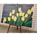 QUADRO DI INCANTEVOLI TULIPANI GIALLI SU UNO SFONDO IN LEGNO - QUADRI DI FIORI - QUADRI