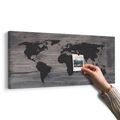 OBRAZ NA KORKU MAPA SVĚTA NA TMAVÉM DŘEVĚ - OBRAZY NA KORKU - OBRAZY