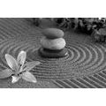 WANDBILD ZEN-GARTEN UND STEINE IM SAND IN SCHWARZ-WEISS - SCHWARZ-WEISSE BILDER - BILDER