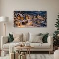 CANVASTAVLA SNÖTÄCKT BERGSBY OM NATTEN - JUL- OCH VINTERTAVLOR - TAVLOR