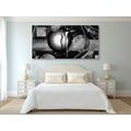 CANVAS PRINT ETHNIC COUPLE IN LOVE IN BLACK AND WHITE - BLACK AND WHITE PICTURES - PICTURES