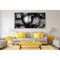 CANVAS PRINT ETHNIC COUPLE IN LOVE IN BLACK AND WHITE - BLACK AND WHITE PICTURES - PICTURES