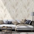 TAPETA BÉŽOVÉ PÁVOVÉ PEŘÍ V GLAMOUR STYLU - VZOROVANÉ TAPETY - TAPETY