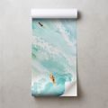 ZELFKLEVEND FOTOBEHANG AQUARELZEE MET SURFERS - FOTOBEHANG ZEE EN STRAND - FOTOBEHANG