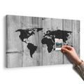 OBRAZ NA KORKU ČERNOBÍLÁ MAPA NA DŘEVĚNÉM POZADÍ - OBRAZY NA KORKU - OBRAZY