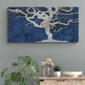 WANDBILD ABSTRAKTER BAUM AUF HOLZ MIT BLAUEM KONTRAST - BILDER BÄUME UND LAUB - BILDER