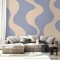 ZELFKLEVEND FOTOBEHANG MINIMALISTISCHE BEIGE GOLVEN OP BLAUW - FOTOBEHANG ABSTRACT - FOTOBEHANG