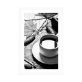 POSTER MIT PASSEPARTOUT TASSE KAFFEE MIT HERBSTLICHEM TOUCH IN SCHWARZ-WEISS - SCHWARZ-WEISS - POSTER