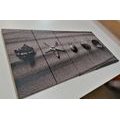 IMPRESSION SUR TOILE EN 5 PARTIES COQUILLAGES SUR UNE PLAGE DE SABLE EN NOIR ET BLANC - IMPRESSIONS SUR TOILE NOIR ET BLANC - IMPRESSION SUR TOILE