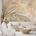 ZELFKLEVEND FOTOBEHANG GOUDEN PALMBLADEREN OP BEIGE ACHTERGROND - FOTOBEHANG BLADEREN - FOTOBEHANG
