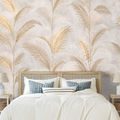 ZELFKLEVEND FOTOBEHANG GOUDEN PALMBLADEREN OP BEIGE - FOTOBEHANG BLADEREN - FOTOBEHANG