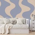 ZELFKLEVEND FOTOBEHANG MINIMALISTISCHE BEIGE GOLVEN OP BLAUW - FOTOBEHANG ABSTRACT - FOTOBEHANG