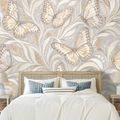 SELBSTKLEBENDE FOTOTAPETE ELEGANTE BEIGE SCHMETTERLINGE MIT BLÄTTERN - TAPETEN SCHMETTERLINGE - TAPETEN