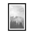 POSTER MIT PASSEPARTOUT NEBEL ÜBER DEM WALD IN SCHWARZ-WEISS - SCHWARZ-WEISS - POSTER