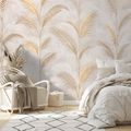 ZELFKLEVEND FOTOBEHANG GOUDEN PALMBLADEREN OP BEIGE - FOTOBEHANG BLADEREN - FOTOBEHANG