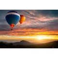 FOTOTAPETE FLIEGENDE BALLONS ÜBER DEN BERGEN - TAPETEN MIT NATURMOTIVEN - TAPETEN