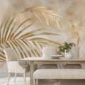 ZELFKLEVEND FOTOBEHANG GOUDEN PALMBLADEREN OP BEIGE ACHTERGROND - FOTOBEHANG BLADEREN - FOTOBEHANG