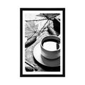 POSTER MIT PASSEPARTOUT TASSE KAFFEE MIT HERBSTLICHEM TOUCH IN SCHWARZ-WEISS - SCHWARZ-WEISS - POSTER