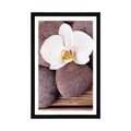 PLAKAT Z PASSE-PARTOUT KAMIENIE WELLNESS I ORCHIDEA NA DREWNIANYM TLE - FENG SHUI - PLAKATY