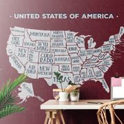 PAPIER PEINT CARTE ÉDUCATIVE DES USA AVEC UN ARRIÈRE-PLAN BORDEAUX - PAPIER PEINT AU MUR SUR LE THÈME DES CARTES - PAPIER PEINT