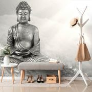 ÖNTAPADÓ FOTÓTAPÉTA EGY FEKETE-FEHÉR BUDDHA SZOBOR MEDITÁLÓ HELYZETBEN - ÖNTAPADÓ TAPÉTÁK - TAPÉTÁK