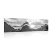 Wandbild Faszinierender Sonnenaufgang in den Bergen in Schwarz-Weiß